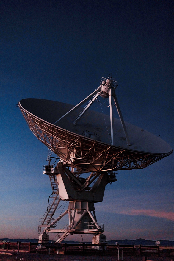 射电望远镜的夜间图片