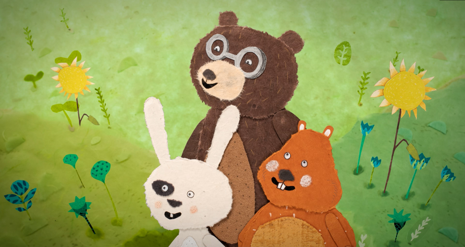 韩华可持续发展动画片中登场的手制卡通兔——蒂埃里、海狸和熊，在绿林里遥望蔚蓝色的天空。